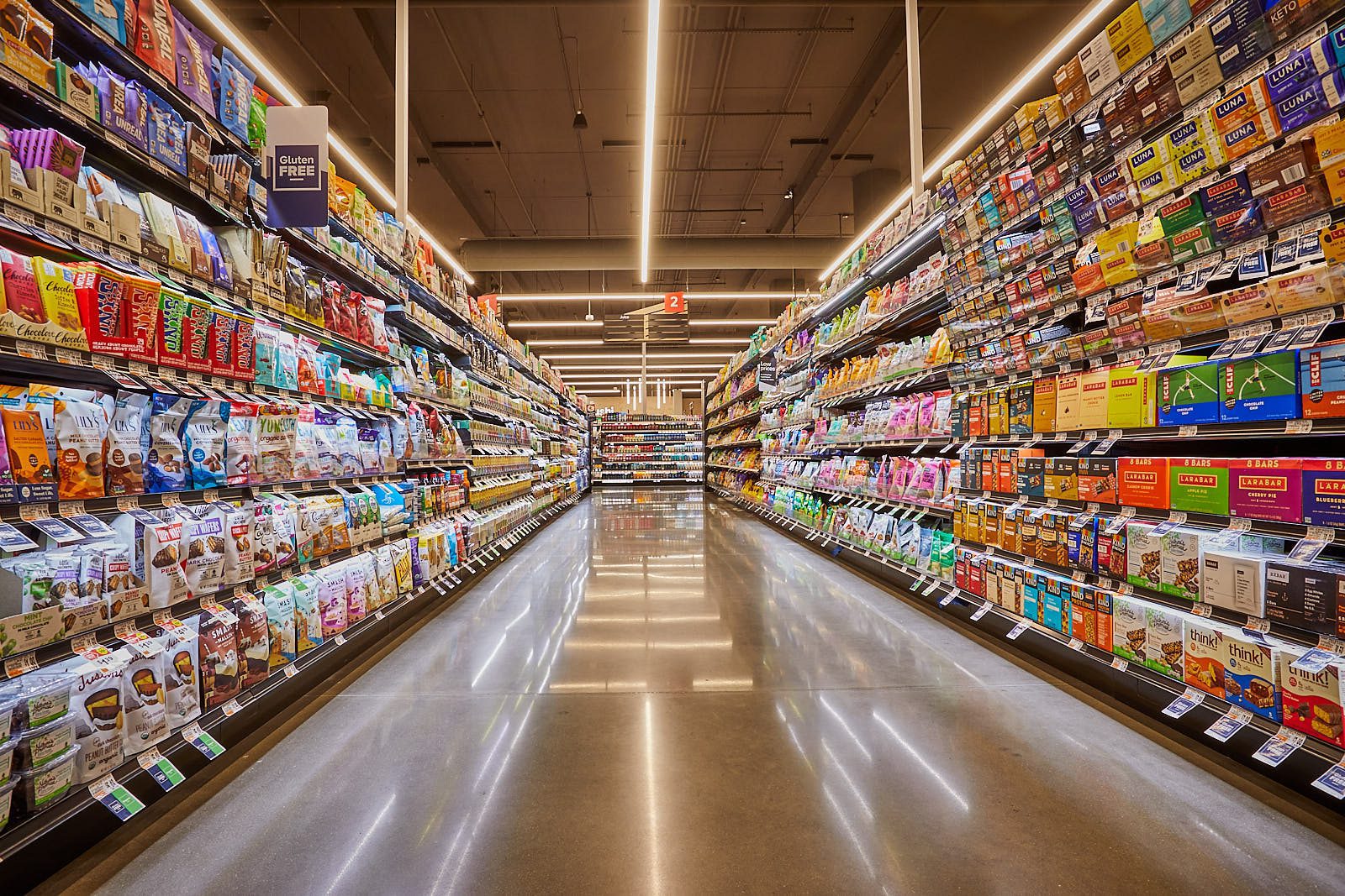 GIANT Opens Riverwalk Urban Flagship in Philadelphia, Donates to